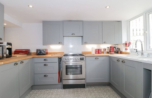 Portland Cabaña | SPRING ROSE COTTAGE, pet friendly, with open fire in Fortuneswell