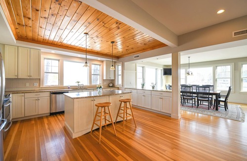 Naples Casa | ** SPRING SPECIAL ** Prime Causeway Location with Sandy Beach & Rooftop Deck!
