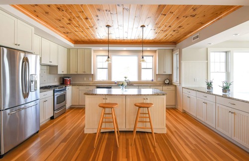 Naples Casa | ** SPRING SPECIAL ** Prime Causeway Location with Sandy Beach & Rooftop Deck!