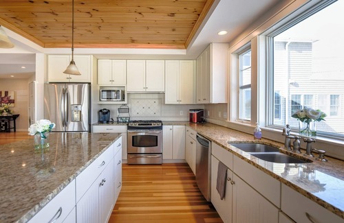 Naples Casa | ** SPRING SPECIAL ** Prime Causeway Location with Sandy Beach & Rooftop Deck!