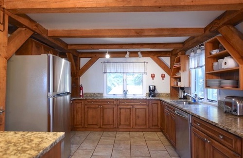 West Poland Cabaña | ** SPRING SPECIAL ** Spacious pet-friendly family retreat on Thompson Lake!