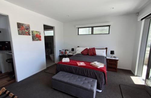 Papamoa Beach Casa | Spring Special, Studio on Hugoway, Papamoa Beach