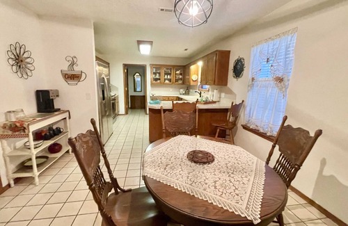 Springdale Casa | Springdale gem, centrally located, covered patio