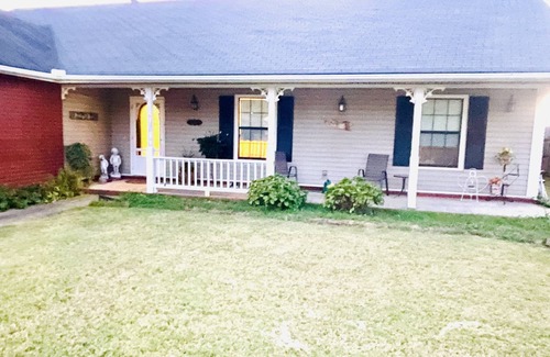 Springdale Casa | Springdale gem, centrally located, covered patio