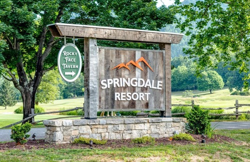 Canton Cabaña | Springdale Treehouse Lodging 4