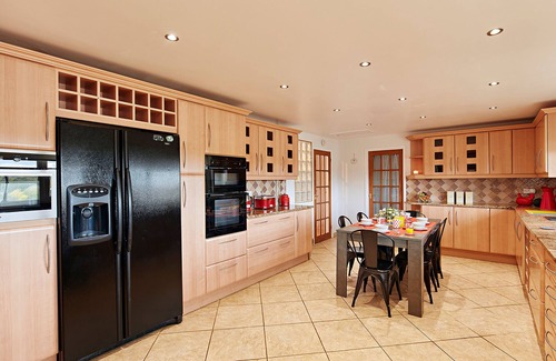 Newton Saint Cyres Cabaña | SPRINGFIELDS BUNGALOW, pet friendly, with pool in Tedburn St Mary