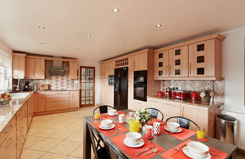 Newton Saint Cyres Cabaña | SPRINGFIELDS BUNGALOW, pet friendly, with pool in Tedburn St Mary
