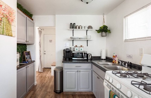 Point Loma Heights Cabaña | Green Door Cottage-Dog Friendly-3 cuadras de la playa!