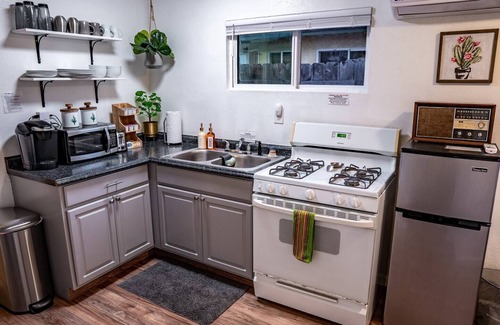 Point Loma Heights Cabaña | Green Door Cottage-Dog Friendly-3 cuadras de la playa!
