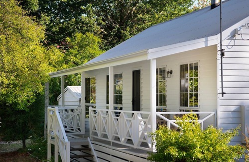 Hepburn Springs Cabaña | Springview Cottage: pet friendly and beautifully located