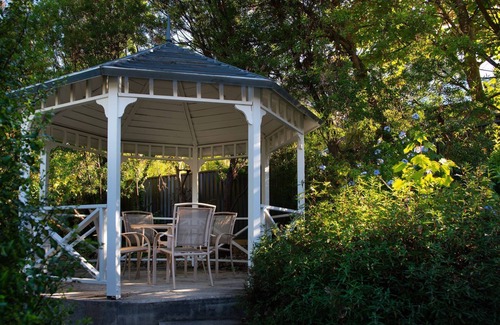 Hepburn Springs Cabaña | Springview Cottage: pet friendly and beautifully located