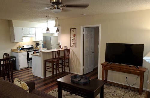 Springwoods Casa | Springwood Home en el noroeste de Austin, 3 dormitorios, 2 baños completos, estacionamiento