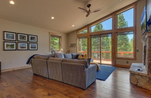 Truckee Casa | Spruce Haven by Tahoe Getaways at Tahoe Donner - Luxury Pet Friendly Cabin w Private Hot Tub