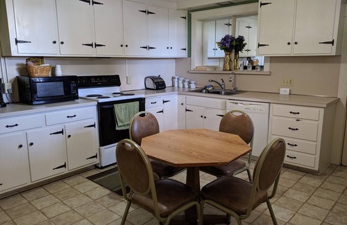 Witmer Hotel | Spruce Lane Lodge and Cottages