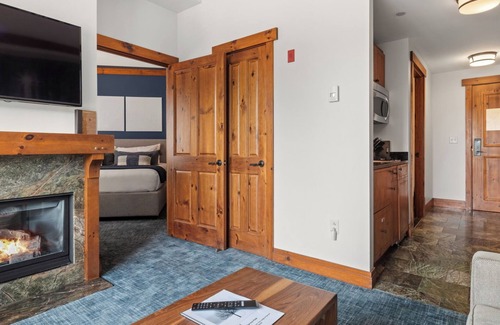 Stowe Area Hotel | Spruce Peak Lodge | One Bedroom | Tall Timbers