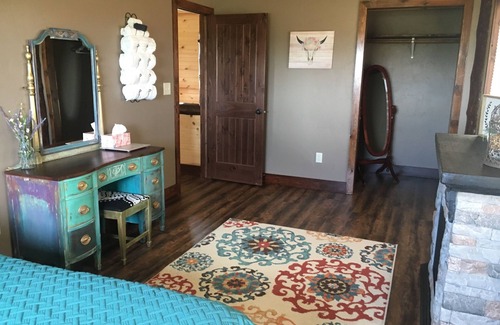 Newell Cabina | Spur Creek Lodge on the prairie - Buffalo and longhorns