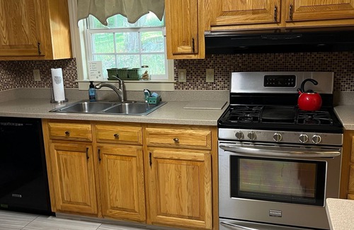 Montebello Casa | Spy Run Hideaway is a 1/2 mile from the Blue Ridge Parkway & pet friendly!