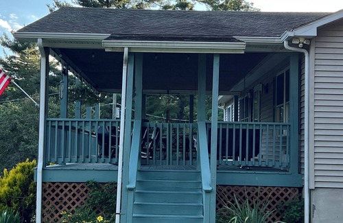 Montebello Casa | Spy Run Hideaway is a 1/2 mile from the Blue Ridge Parkway & pet friendly!