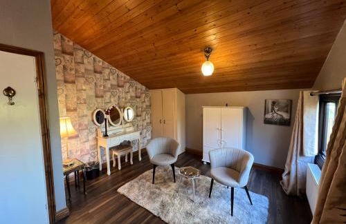 Storwood Apartamento | Squirrel Lodge at Owlet Hideaway - with Hot Tub, Near York