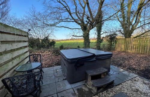 Storwood Apartamento | Squirrel Lodge at Owlet Hideaway - with Hot Tub, Near York