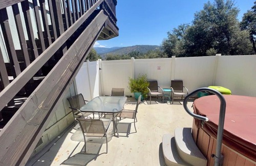 Oakhurst Casa | Squirrel View Hot tub BBQ Patio Shuffle Board