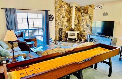 Oakhurst Casa | Squirrel View Hot tub BBQ Patio Shuffle Board