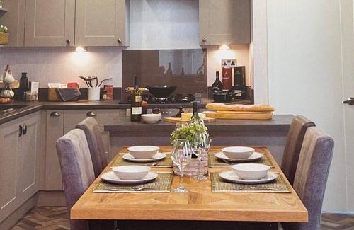 Strathkinness Cabina | St .Andrews Lodge park. No 23 Rivendale lodge, stunning views with hot tub