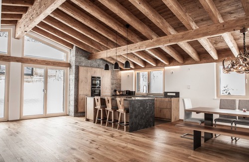 Pettneu am Arlberg Chalet De Esquí | S t. Chalet más nuevo de Antón - Riffler Lodge - 5 habitaciones con chimenea y sauna