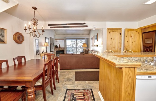 Mammoth Lakes Condominio | St. Anton Courtyard View 2-bedroom Condos w/ Pool & Jacuzzi