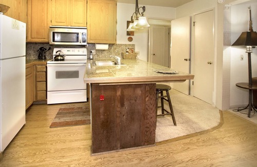 Mammoth Lakes Condominio | St. Anton Courtyard View 2-bedroom Condos w/ Pool & Jacuzzi