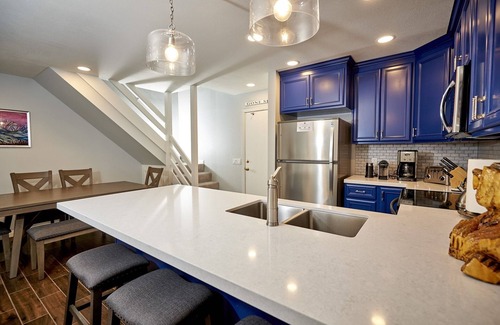 Mammoth Lakes Condominio | St. Anton Courtyard View 2-bedroom Condos w/ two Oversized Jacuzzi Spas
