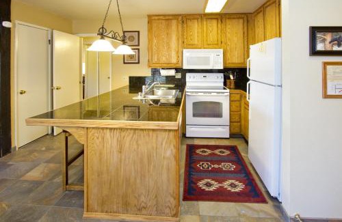 Mammoth Lakes Apartamento | St Anton Courtyard View 2-Bedroom Condo with full kitchen