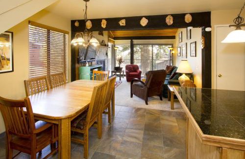 Mammoth Lakes Apartamento | St Anton Courtyard View 2-Bedroom Condo with full kitchen