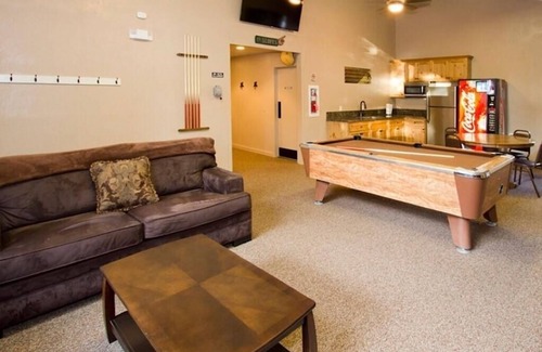 Mammoth Lakes Condominio | St. Anton Street View 2-bedroom Condo w/ Full Kitchen