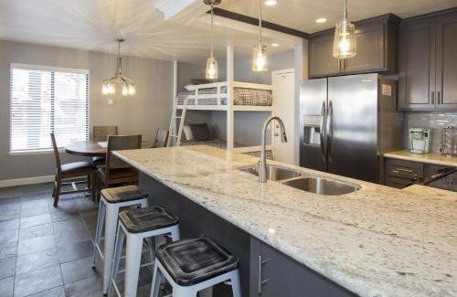 Mammoth Lakes Apartamento | St Anton Street View Ski-In & Out 1-Bedroom Condo