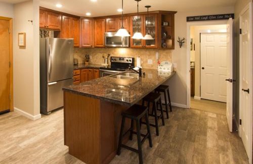 Mammoth Lakes Apartamento | St Anton Wooded View 2-Bedroom Condos with Ski Lockers