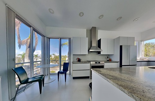 Saint Armands Key Casa | St Armands Key Walk to Beach - 3 Bedrooms 4+ Bathrooms Private Heated Pool