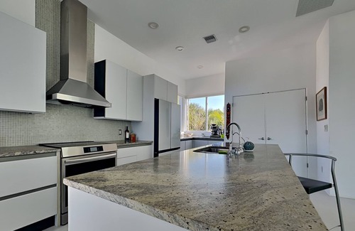 Saint Armands Key Casa | St Armands Key Walk to Beach - 3 Bedrooms 4+ Bathrooms Private Heated Pool