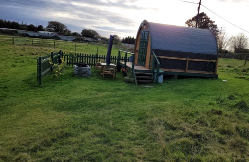 Stenalees Cabina | St Austell Glamping Pod with Spa Pool and Pets Ok