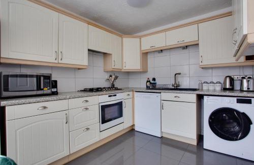 Swindon Apartamento | ST AUSTELL - Spacious Home, High Speed Wi-Fi, Free Parking, Garden