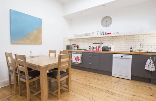 Stockbridge Apartamento | Media luna de San Bernardo, hermoso apartamento de 3 camas brillante y bien proporcionado