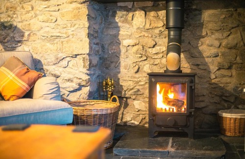 St Davids Apartamento | St Davids Hideaway with Roll-top Bath & Log Burner