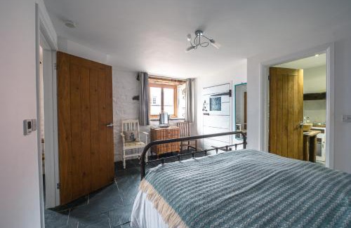 St Davids Apartamento | St Davids Hideaway with Roll-top Bath & Log Burner