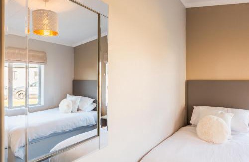 Ryde Casa | St Helens - Lodge - sleeps 4 - Pets Allowed - Pool