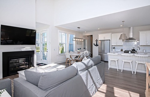 Benton Harbor Casa | St. Joseph Four Bedroom Waterfront Cottage