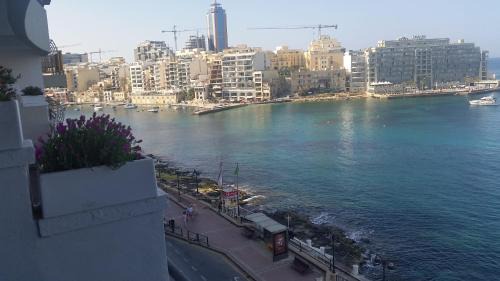 Il-Balluta Apartamento | St Julians' Sea Front, Spectacular View, Apartment