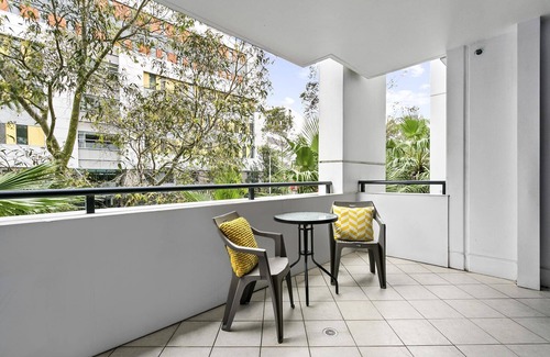 St. Leonards Apartamento | St Leonards- HERB8 - Herbert Street - Modern 1BR with Balcony, Parking Pool in St Leonards