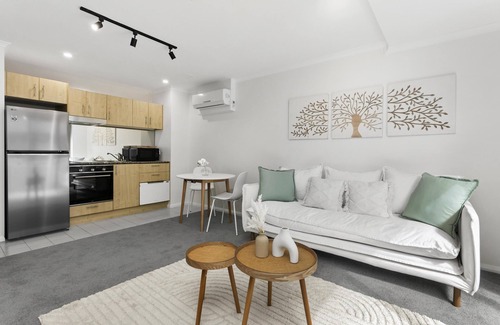 St. Leonards Apartamento | St Leonards- LN405 Atchison Street - Stylish Studio with Juliet Balcony Separate Bedroom Space
