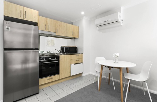 St. Leonards Apartamento | St Leonards- LN405 Atchison Street - Stylish Studio with Juliet Balcony Separate Bedroom Space