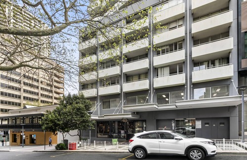 St. Leonards Apartamento | St Leonards- LN405 Atchison Street - Stylish Studio with Juliet Balcony Separate Bedroom Space